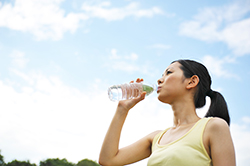 水を飲む女性